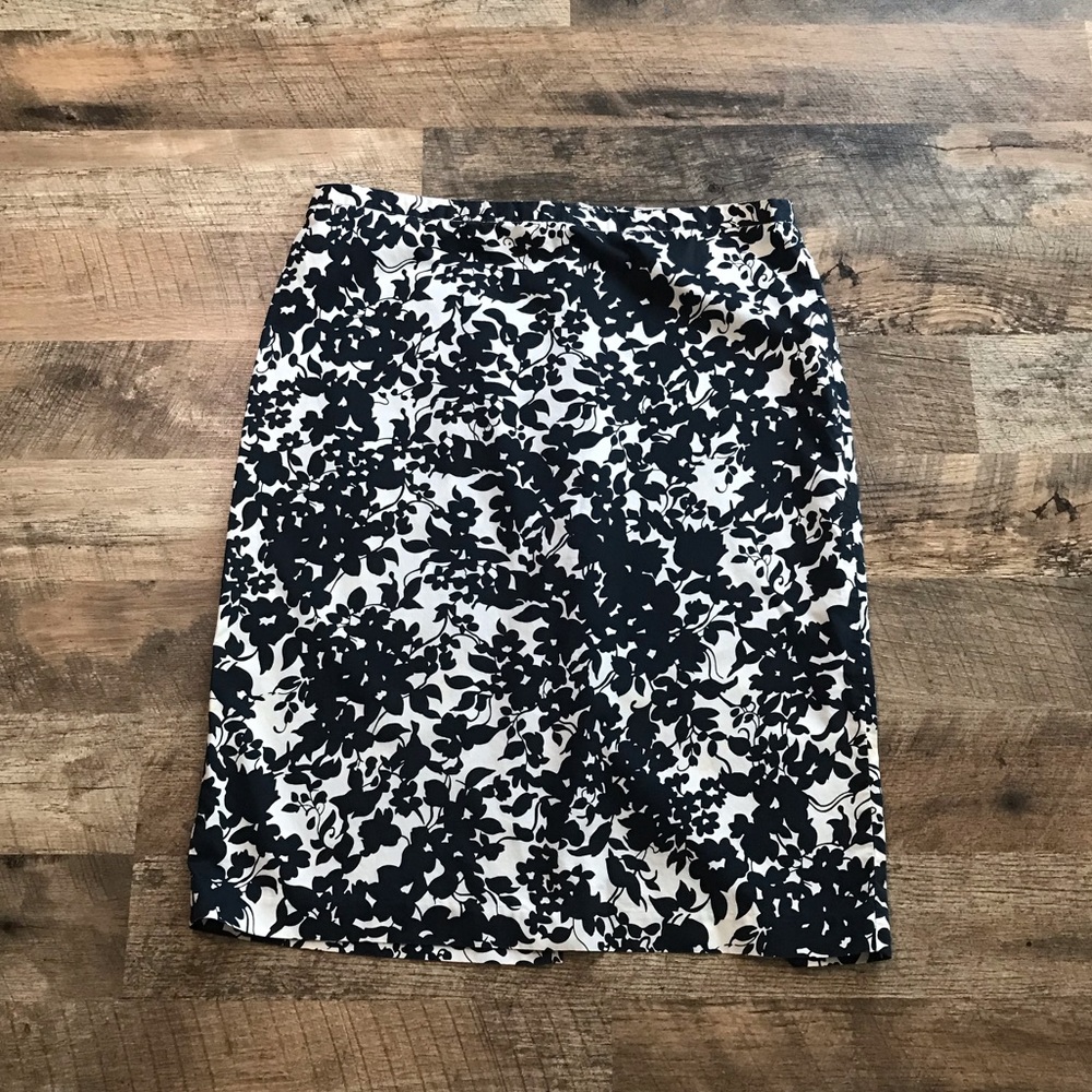 Black and White Old Navy Floral Stretch Pencil Skirt Size 4